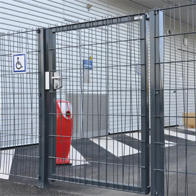 Swing gate filled with OOBAMBOO™ mesh panel