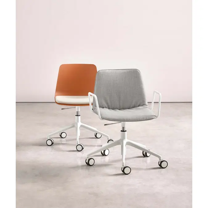 VAR0047 - Chair with 5 spoke aluminum swivel base on casters + gas lift