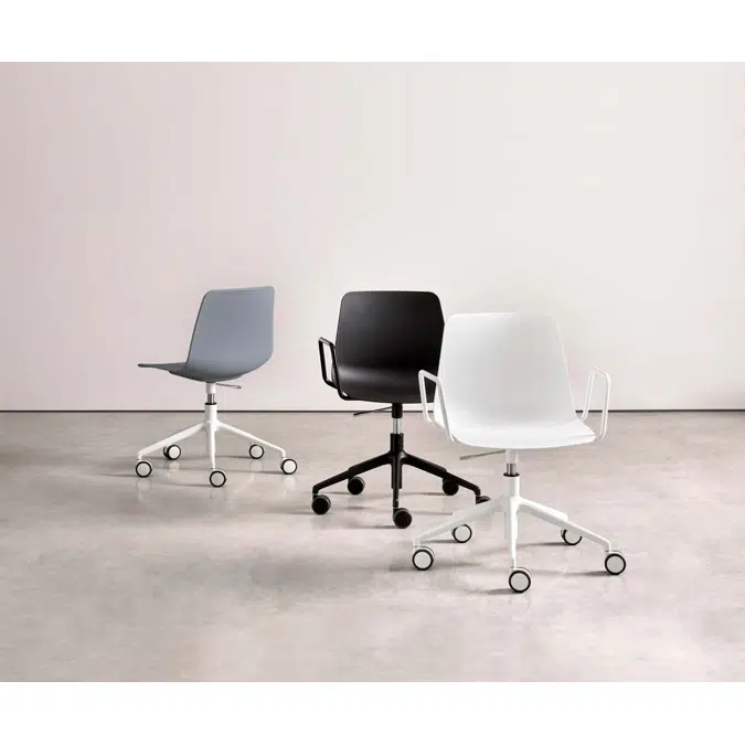 VAR0047 - Chair with 5 spoke aluminum swivel base on casters + gas lift