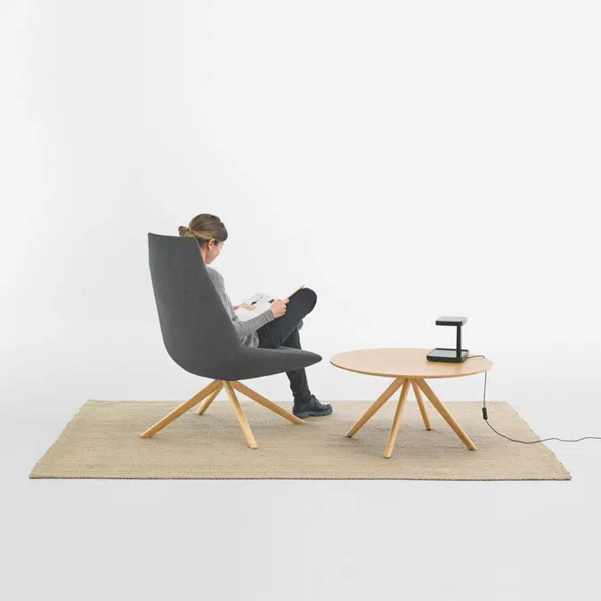 DUN0045MA - Sillón tapizado con respaldo alto y base de 4 radios de madera