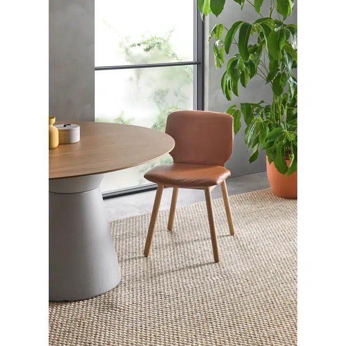 NIM0135MA - Chair with wooden 4 leg frame (upholstered shell)
