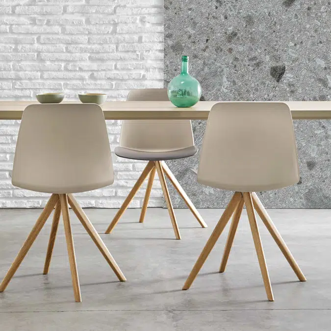 UNN0055MA - Chair with 4 spoke wooden swivel base