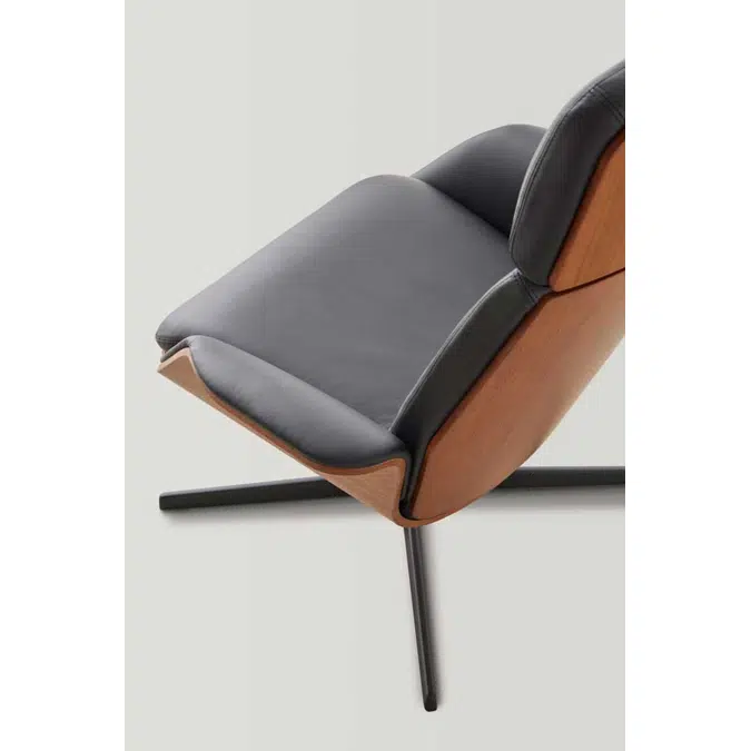 REV0220 - Fauteuil lounge à dossier haut inclinable, coque extérieure en placage noyer et piètement pivotant à 4 branches en aluminium