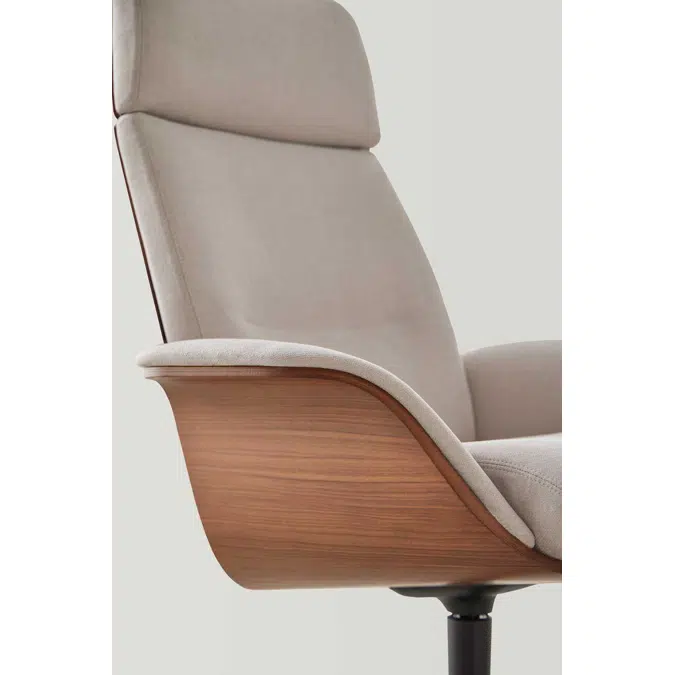 REV0120 - Loungesessel mit hoher Rückenlehne, äußerer Sitzschale in Nussbaumfurnier und 4-Speichen-Drehgestell aus Aluminium