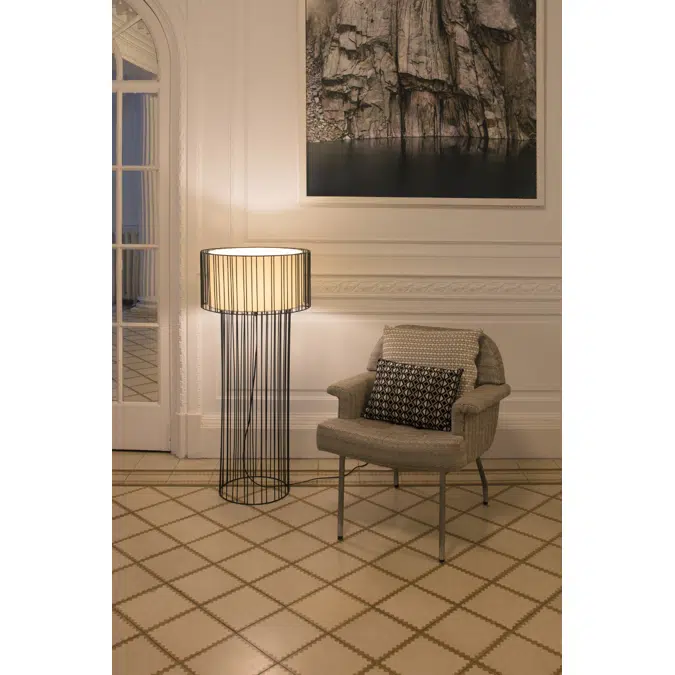 LINDA Black floor lamp