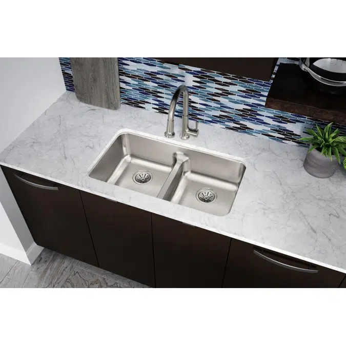 ELUHAQD3218 Lustertone® Classic Stainless Steel 32-1/16" x 18-1/2" x 8" Equal Double Bowl Undermount Sink with Aqua Divide