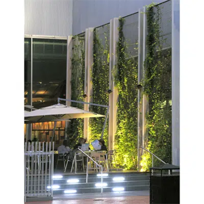 Imagem para Greenscreen:  Freestanding green facade/trellis}