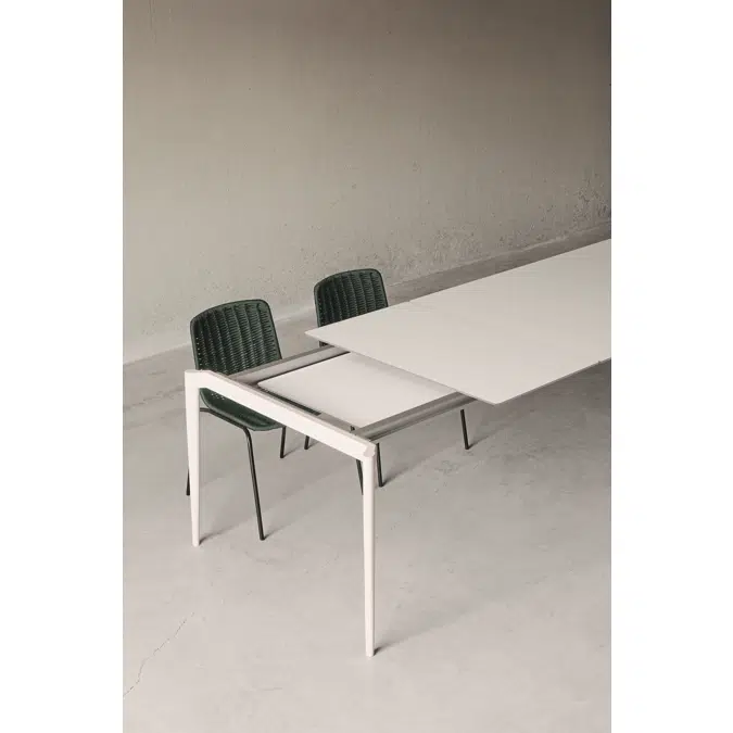 Nude outdoor expandable dining table 