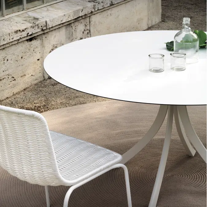 Falcata outdoor round dining table 