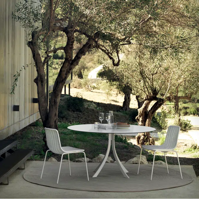 Falcata outdoor round dining table 