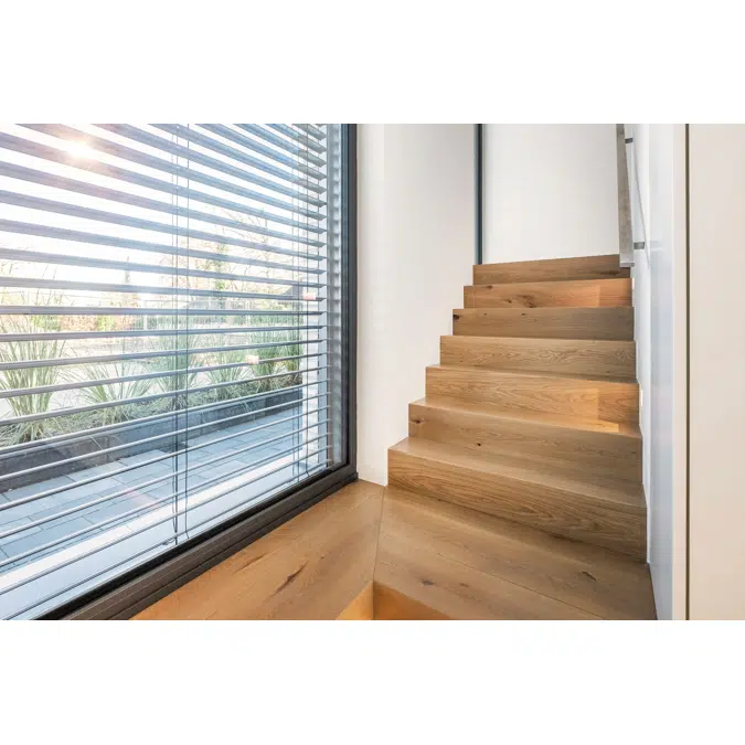 Basic external venetian blinds with rail guidance