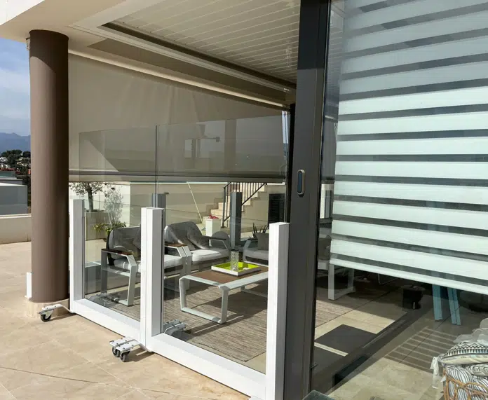 Acristalia Windbreaker Retractable Glass Railing - Ascendo Series